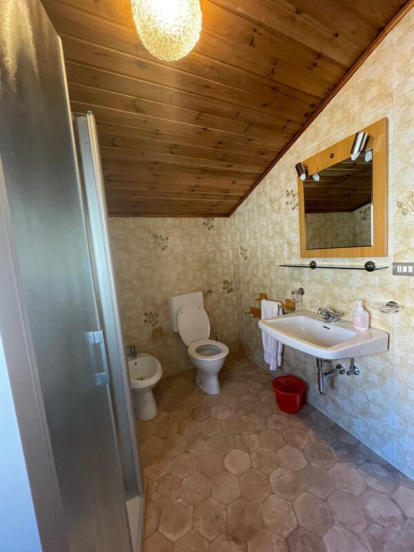 Bagno con doccia piano superiore
